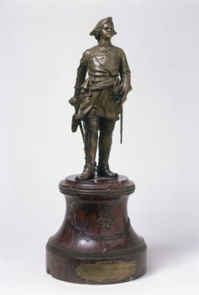 Уменьшенное повторение памятника Петру I