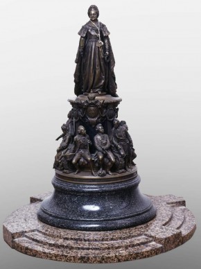 Уменьшенное повторение памятника Екатерине II для Петербурга