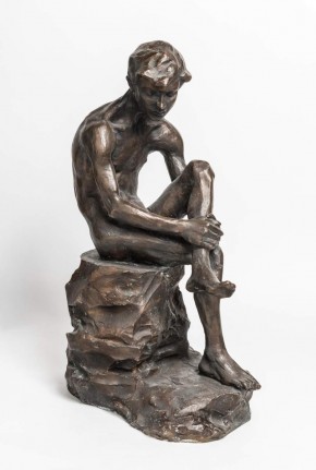 Сидящий юноша