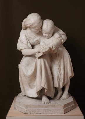 Мать, обучающая дочь грамоте