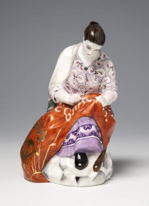 Фигура «Женщина, вышивающая красное знамя»