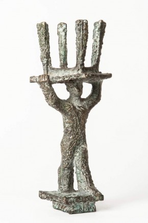 Мужчина со столом