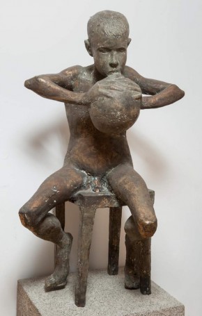 Мальчик надувающий мяч