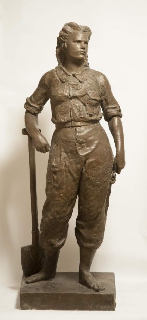 Девушка — боец МПВО (Девушка с лопатой)