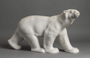 Идущий белый медведь