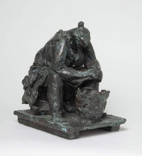 Картошку чистит