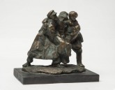 Несут раненого