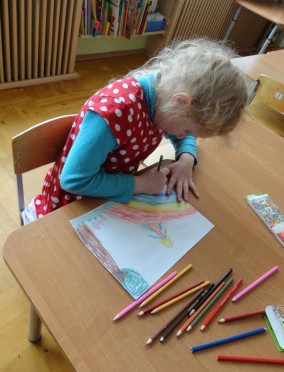 Воспитанники МБДОУ «Детский сад № 96 общеразвивающего вида» г. Сыктывкара на занятиях по традиционному костюму народа коми