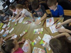 Воспитанники МБДОУ «Детский сад № 96 общеразвивающего вида» г. Сыктывкара на занятиях по традиционному костюму народа коми